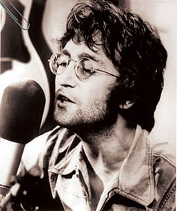 Джон Леннон в студии «Эбби Роуд».
