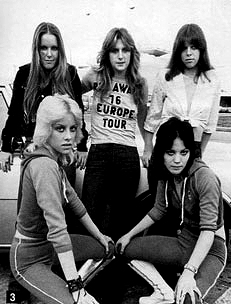 The Runaways в Лондоне, 1976 (по часовой стрелке): Лита Форд, Сэнди Уэст, Джеки Фокс, Джетт, Чери Карри. Джоан начала играть в группе в семнадцать лет.