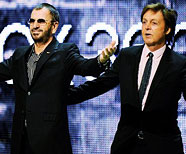 Ринго и Пол на презентации игры «The Beatles Rock Band», 01 июня 2009 года.