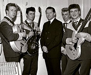 «The Outlaws» with Jerry Lee Lewis. Ritchie Blackmore, second left, May 1963 in Hamburg.