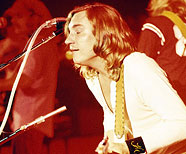 Джо Уолш / Joe Walsh / стал новым гитаристом группы в 1975 году.