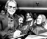 Элтон Джон, автограф сессия «Не стреляйте В Меня», 1973.