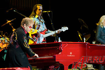 Элтон Джон презентовал в Москве шоу «Red Piano».