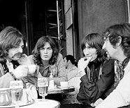Кафе «Два Маго», Сен-Жермен-де-Пре, Париж 22 января 1969. Photos by Christian Rose.
