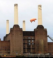 газета «Коммерсантъ» от 26.09.2011, Состоялся перезапуск свиньи Pink Floyd. Свинья с обложки альбома группы Pink Floyd «Animals» (1977) снова взлетела над электростанцией «Баттерси» в одноименном районе Лондона.